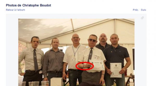 Un membre du FN exhibe son tatouage nazi sur une photo