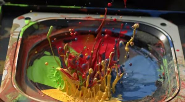 Explosion de couleurs en slow motion