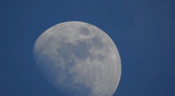 Puissant : ce zoom peut photographier la lune de très très près