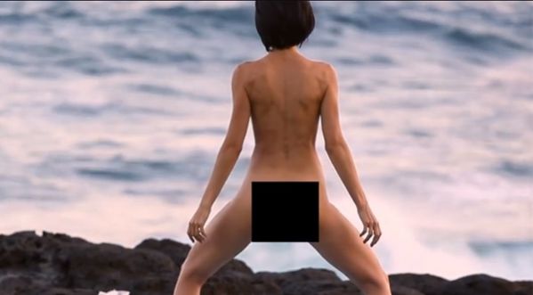 Art insolite : Elle pond des œufs  face à l’océan indien
