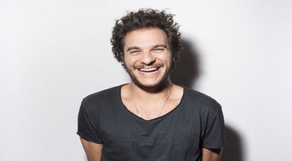 Amir, un mirage amoureux dans son clip « Oasis » !