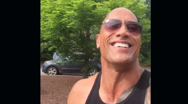 The Rock : Il se brise le doigt en plein tournage et en rit !