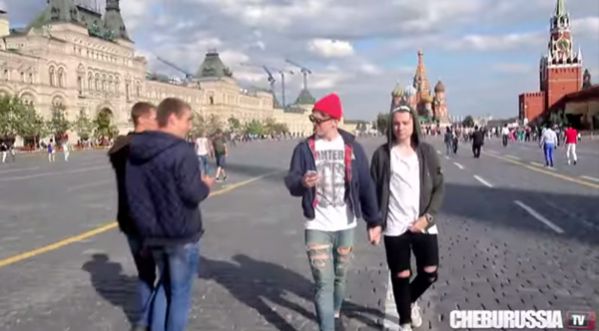 La réaction des gens quand deux hommes marchent main dans la main à Moscou