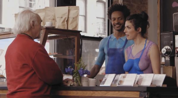 Ces employés servent le café tout nus