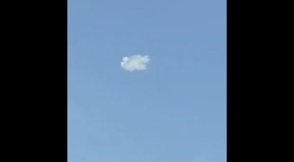 Un OVNI en forme de nuage filmé en direct !