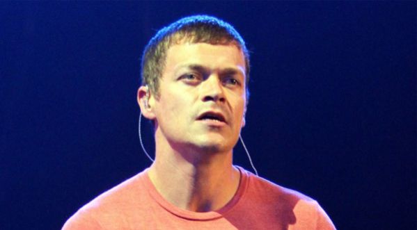 Il stoppe son concert et défend une femme frappée par un homme !