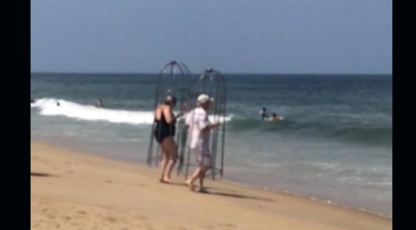 Insolite : Des touristes se baignent avec des cages anti-requins home made…