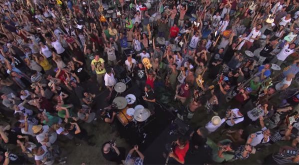 1000 musiciens réunis jouant « Learn to Fly » pour faire venir les Foo Fighters dans leur région !