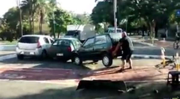 Un musclor qui sait soulever une voiture !