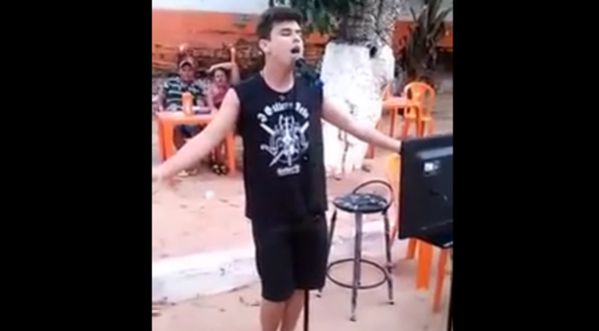 Ce jeune homme est possédé par Whitney Houston !