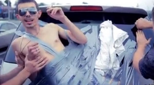 Insolite : Un russe scotché à l’arrière d’une voiture !