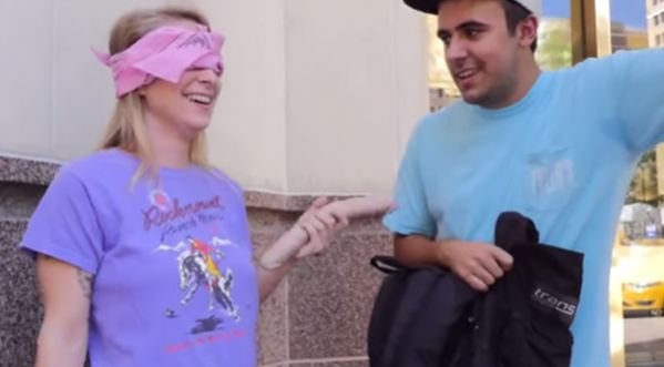 Il piège des passants dans la rue avec un sextoy !