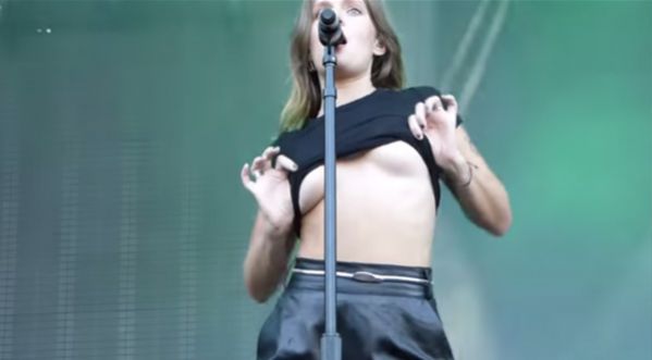La chanteuse Tove Lo montre ses seins en plein concert !