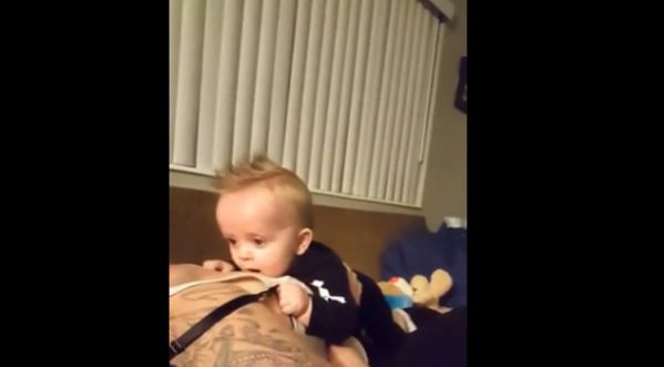 Un bébé joue avec les seins de sa mère