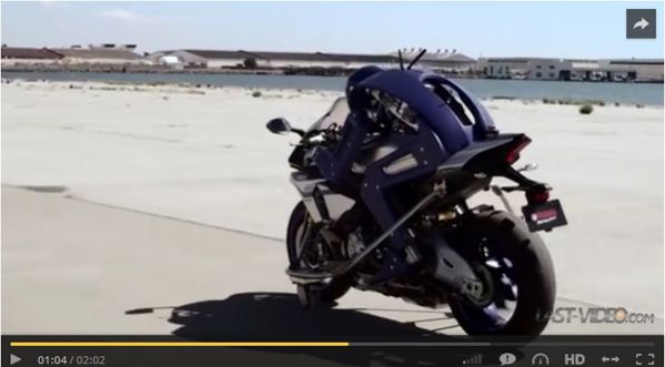 Un robot pilote une moto !