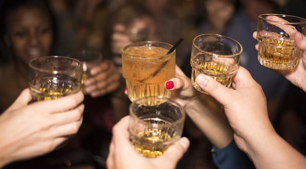 Alcoolisé il porte sa femme lors d’une fête !