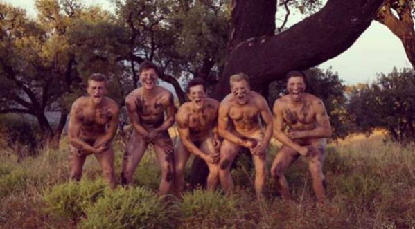 Des sportifs posent nus contre l’homophobie !