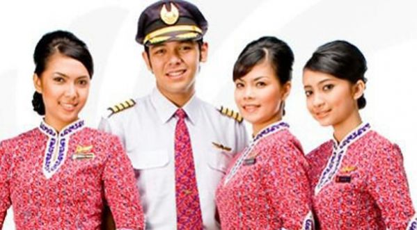Le pilote offre une hôtesse aux passagers !