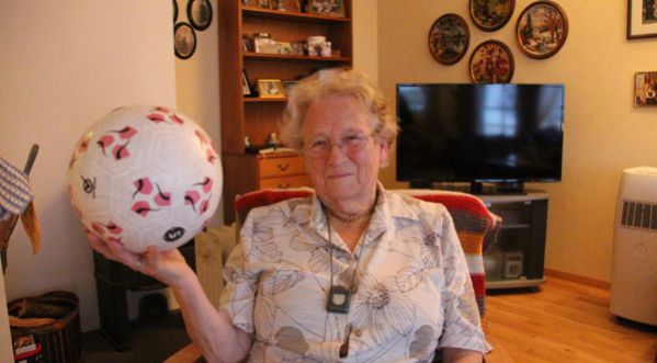 Une mamie de 90 ans experte en jongles !