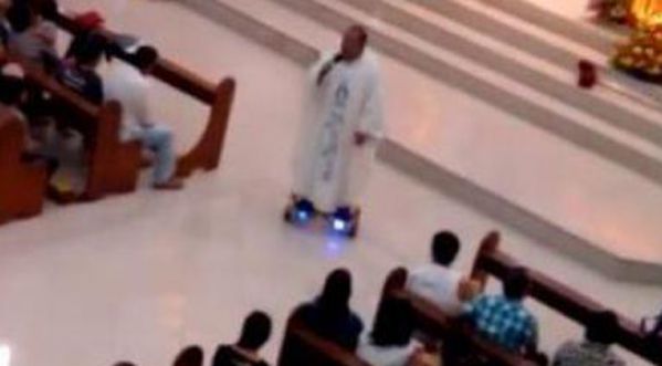 Un prêtre suspendu à cause d’un hoverboard !