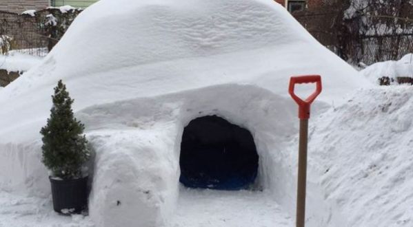 Il met l’igloo qu’il a construit en location sur Airbnb