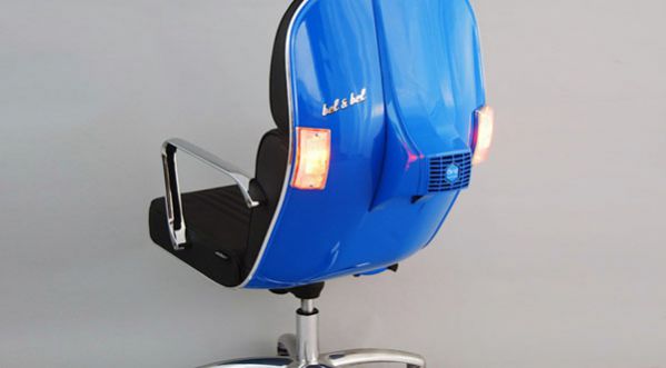 Des chaises en Vespa !