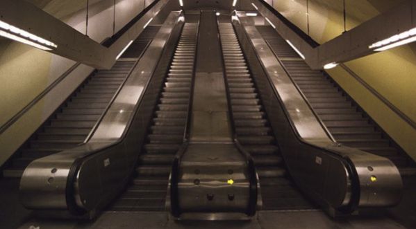 Il tente de se laisser glisser le long d’un escalator !