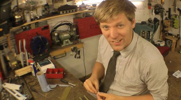 Colin Furze enlève ses chaussettes grâce à un lance roquettes !