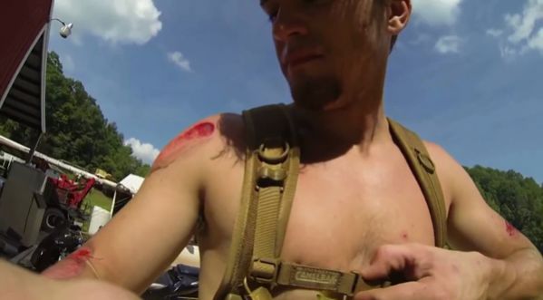 Il chute à moto torse nu et sans protection !