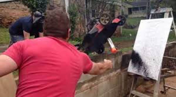 Réaliser une peinture avec l’aide d’une tondeuse à gazon !