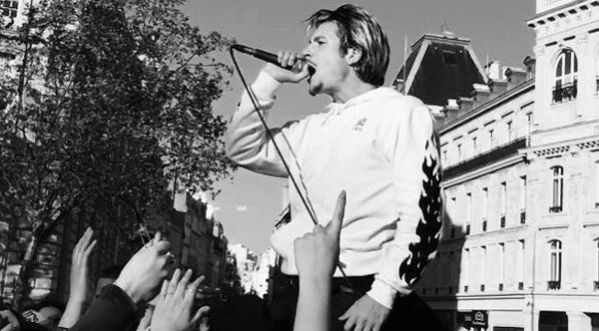 Nekfeu enflamme Nuit Debout