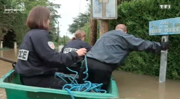Vidéo buzz : 3 policiers tombent à l’eau et font rire la toile !