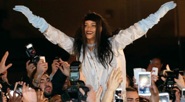 Rihanna dévoile un clip inattendu avec ses fans français