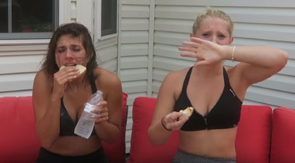 EPIC FAIL: Des jeunes Youtubeuses mangent le piment reconnu le plus fort du monde !
