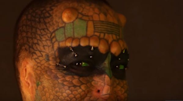 Une femme veut ressembler à un dragon !