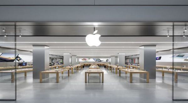 Apple Store: Un homme détruit des iPhones à coup de boule de pétanque!