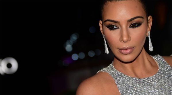 Kim Kardashian agréssée dans sa chambre d’hôtel par des hommes armés !