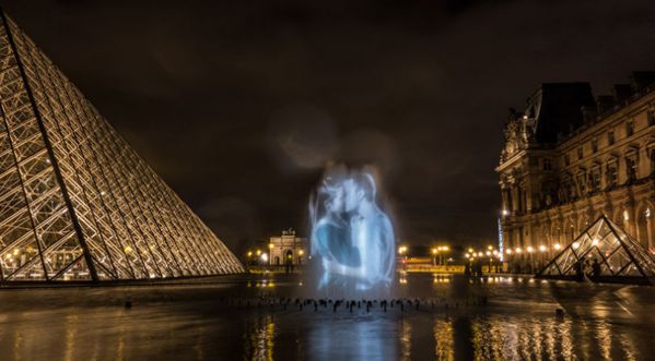 Un Street artist illumine les murs de Paris la nuit !