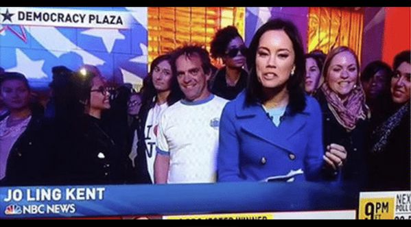 Pendant la nuit électorale aux USA, cet homme en blanc ne pensait qu’à une chose: Passer à la télé…