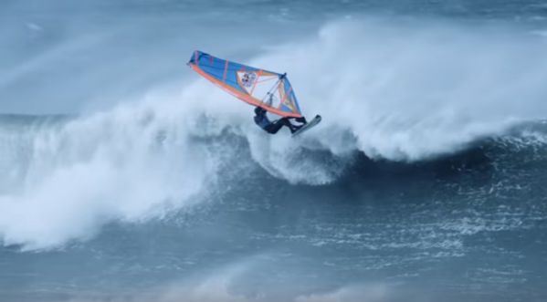 Red Bull revient en 2017 avec sa compétition de windsurf en pleine tempête !