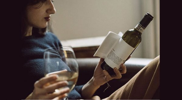 Des bouteilles de vins originales proposent des mini-livres en guise d’étiquette!