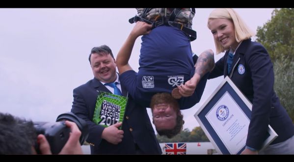 Cet homme a fait un saut à l’élastique pour…tremper son biscuit !