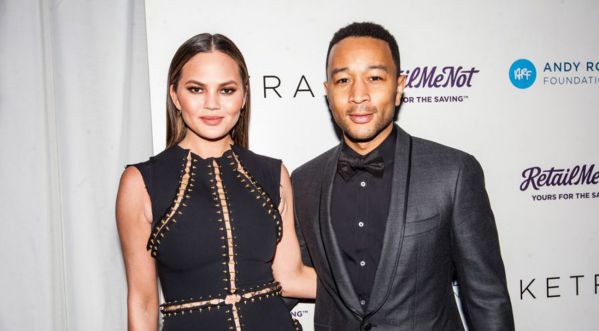 Chrissy Teigen sans sous-vêtements aux AMA 2016: Elle présente ses excuses avec humour!