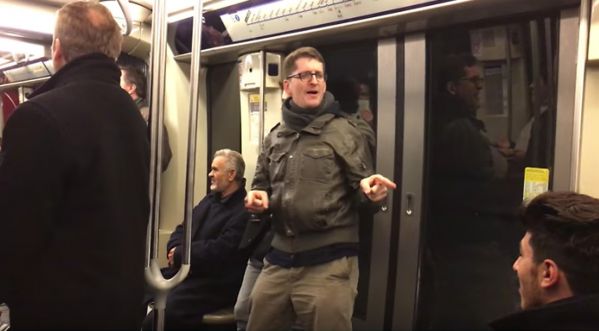 « Vous êtes beaux »: Un happening dans le métro parisien donne le sourire aux riverains !