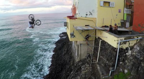 Danny MacAskill,  le pro de trial, ose un saut du haut d’une falaise !