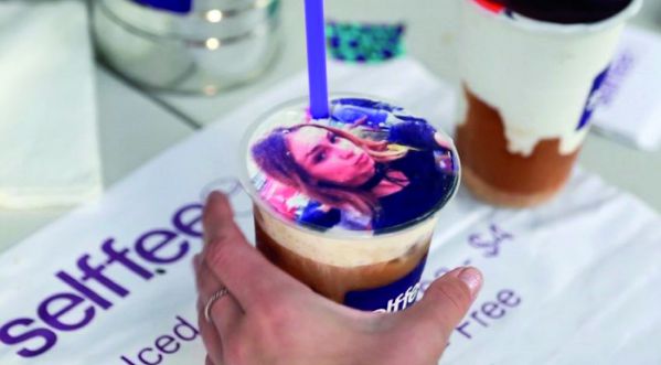 Insolite: Maintenant vous pouvez retrouver votre selfie sur des cupcake ou des couvercles à café !