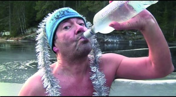 Un homme fête Noël comme il se doit avec de la vodka et un bain dans un lac glacé !