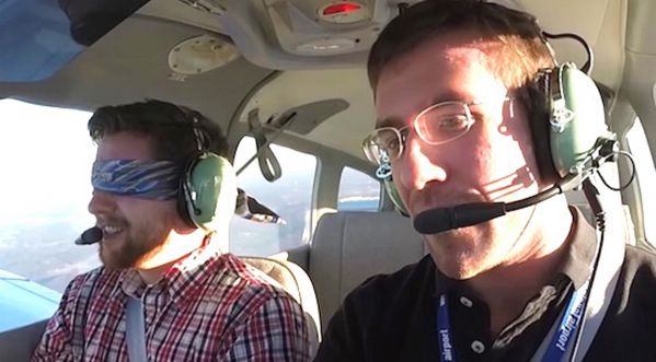 Un pilote d’avion met au défi son ami sans aucune expérience, de poser son avion !