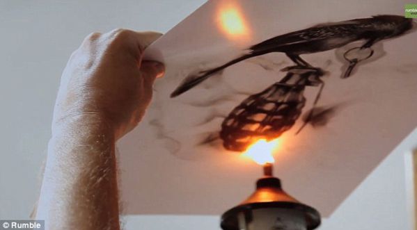 Un artiste utilise le feu pour créer l’art de ses tableaux!