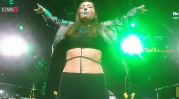 Une Dj Russe perd ses seins en silicone en plein concert…